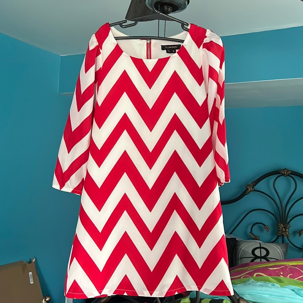 Red white zig sag long sleeve dress